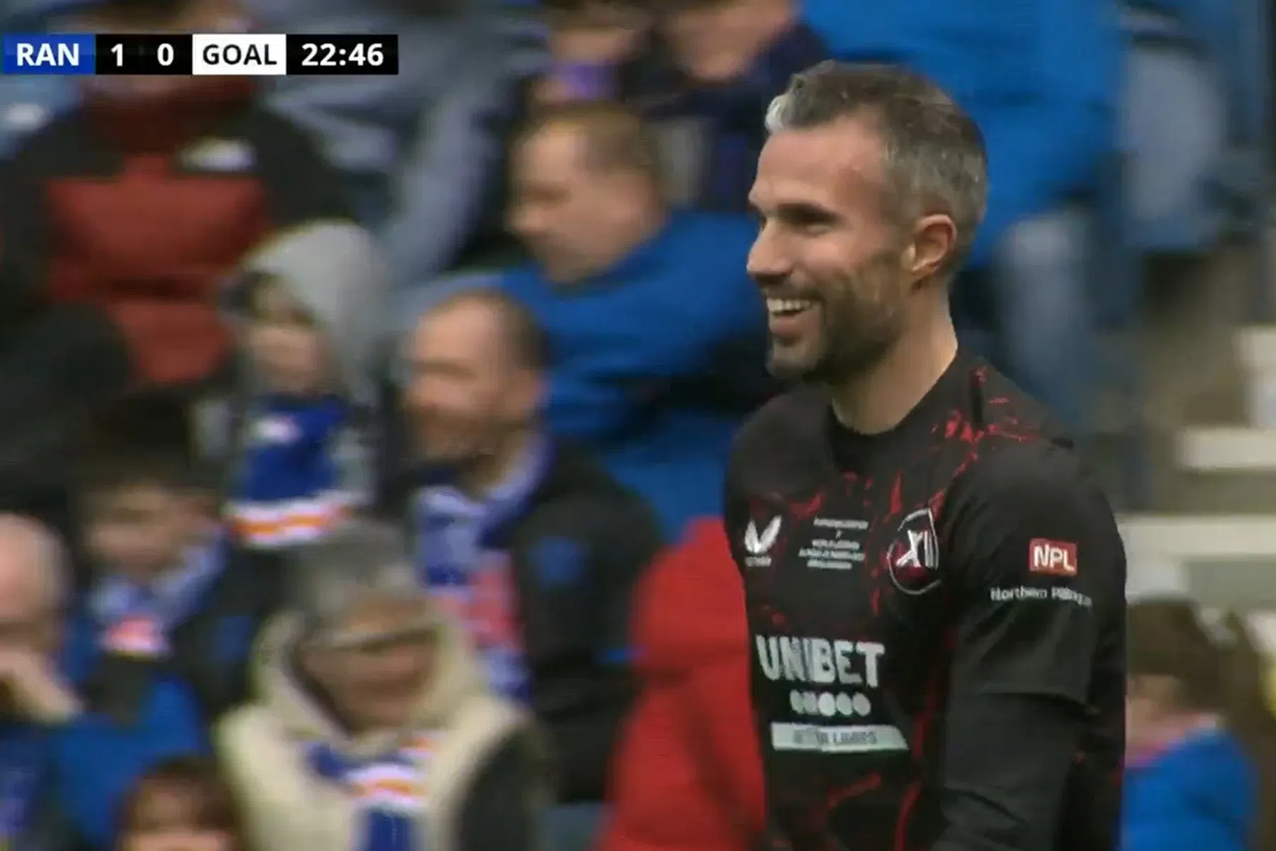 Van Persie steelt de show in benefietduel tussen 'legends' in Glasgow