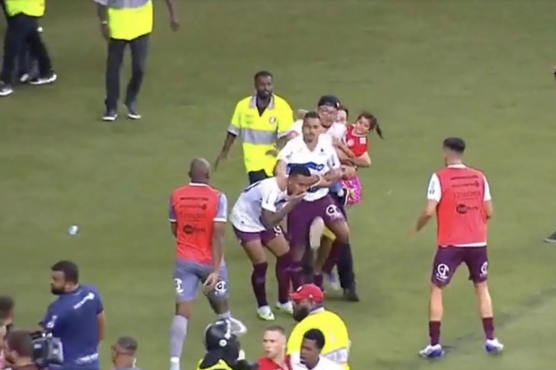 Bonje na Braziliaanse blamage: man met dochtertje op de arm schopt speler 