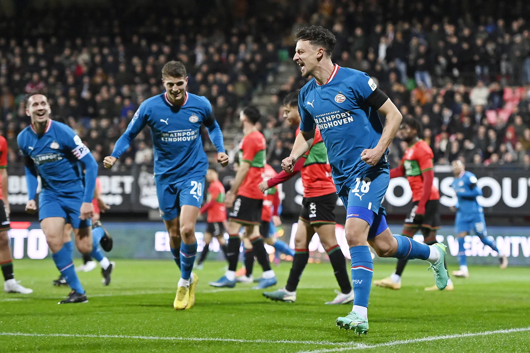 PSV profiteert op emotionele avond ondanks beauty's Tannane van uitglijder AZ