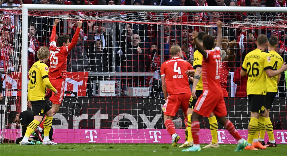 Dortmund-doelman begaat gigantische blunder in topper tegen Bayern