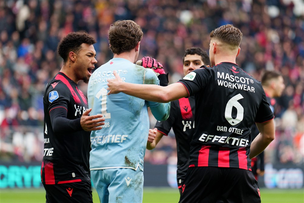 AZ verzuimt druk op Ajax op te voeren na heldhaftig optreden Mous