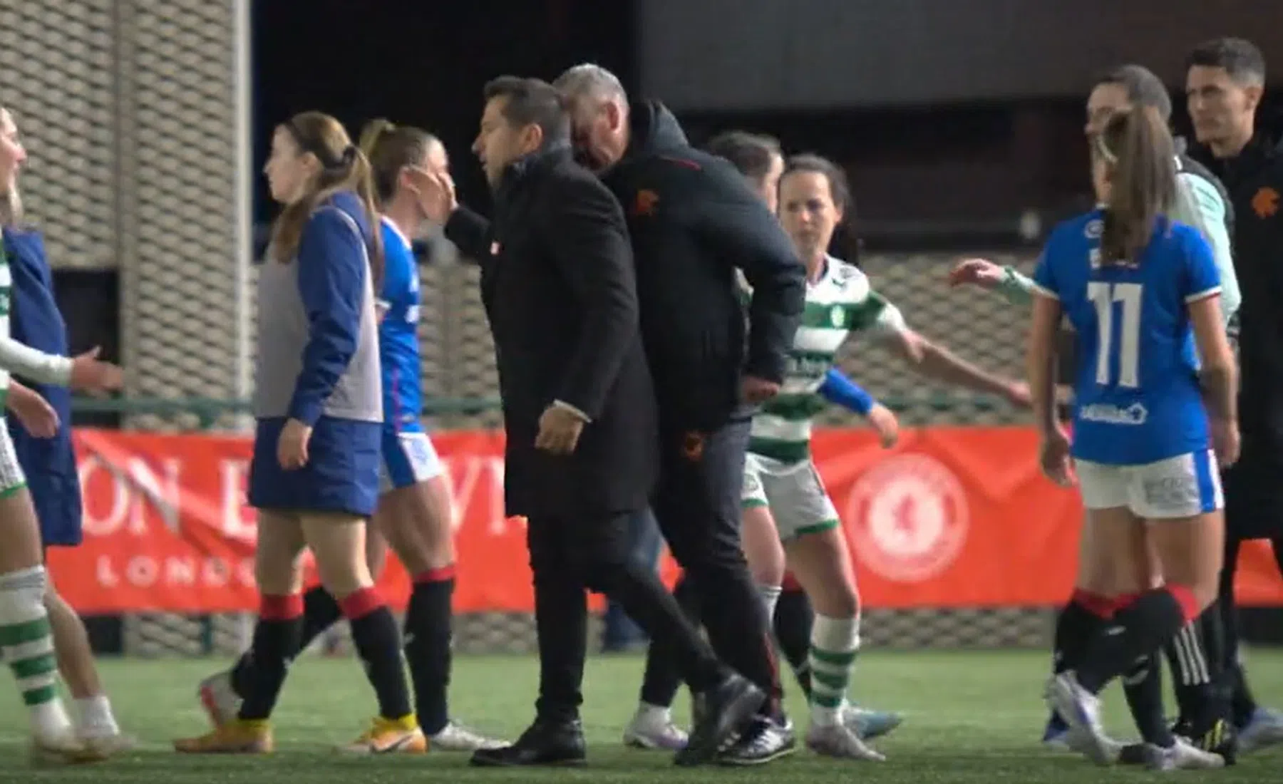 Assistent Rangers-vrouwen door het stof na kopstoot aan Celtic-coach