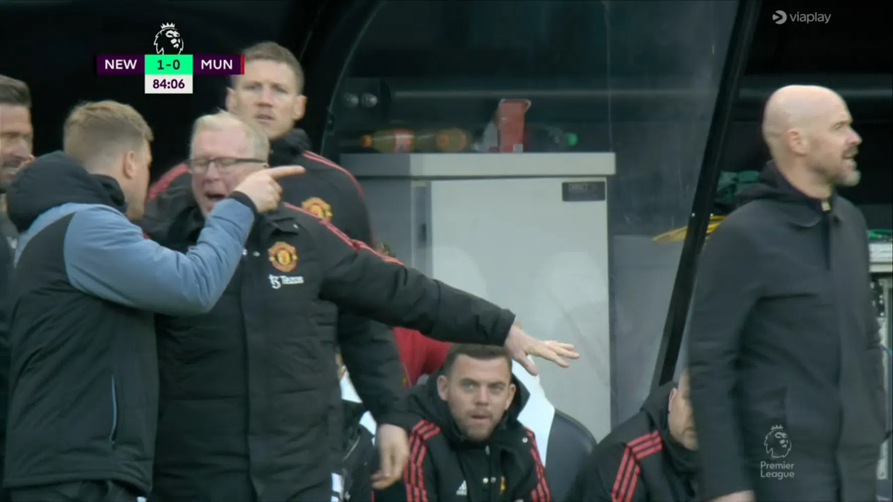 Howe wijst 'onzinnige' Ten Hag terecht na botsing aan de zijlijn