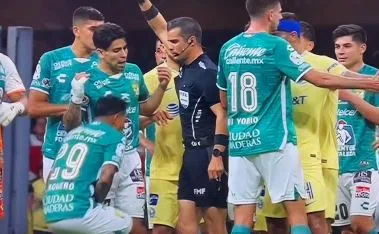 Mexicaanse notenkraker: heetgebakerde arbiter deelt knietje aan speler uit