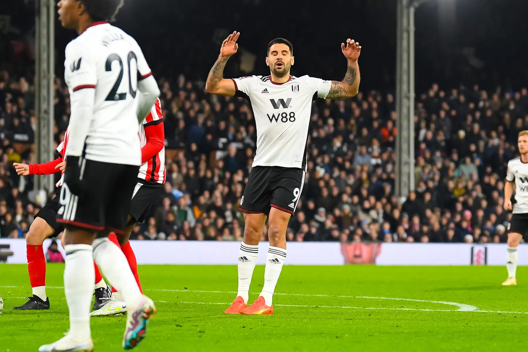 Mitrovic krijgt megaschorsing voor duwen scheidsrechter