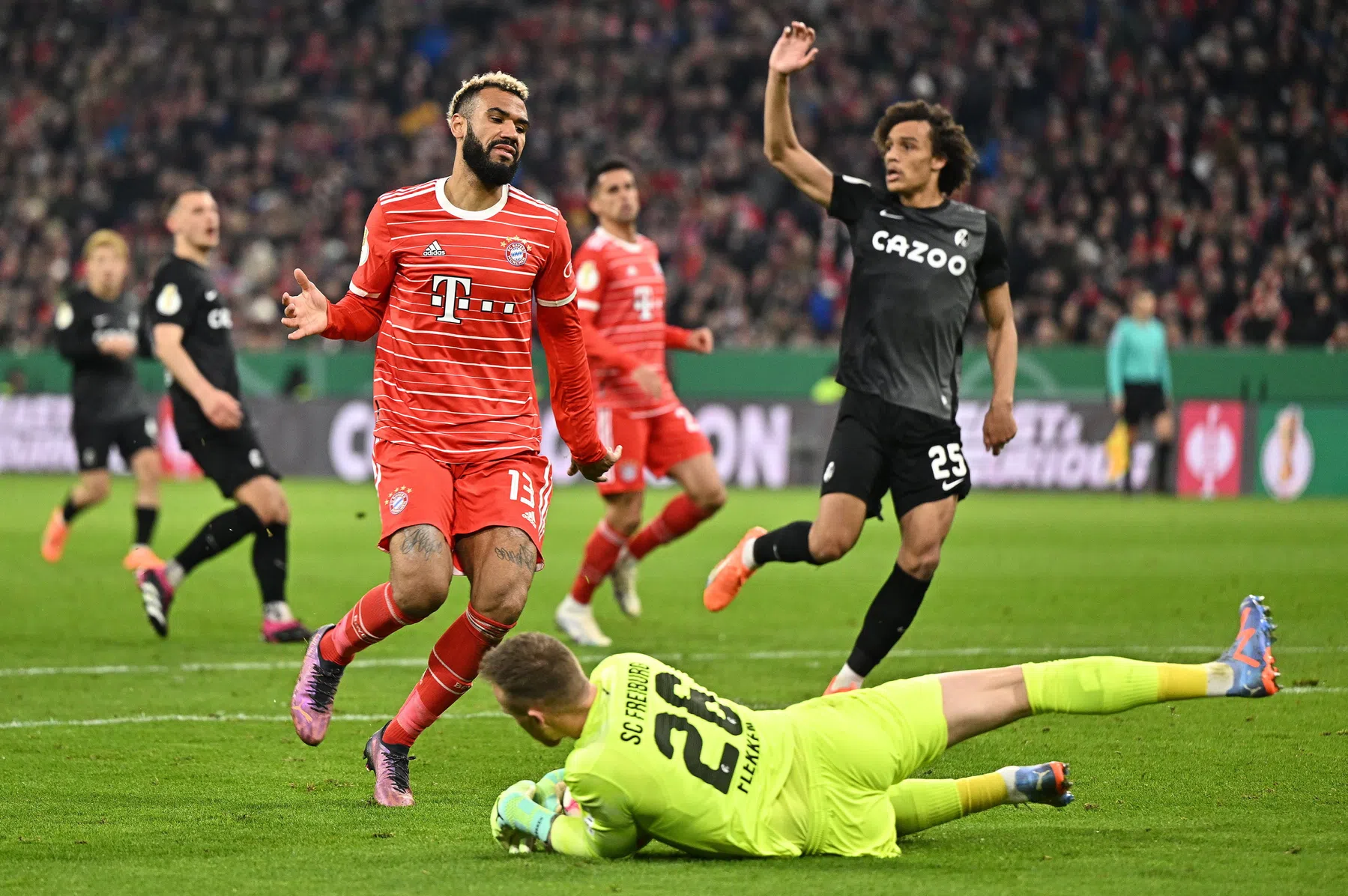 Freiburg zorgt diep in blessuretijd voor bekersensatie en schakelt Bayern uit