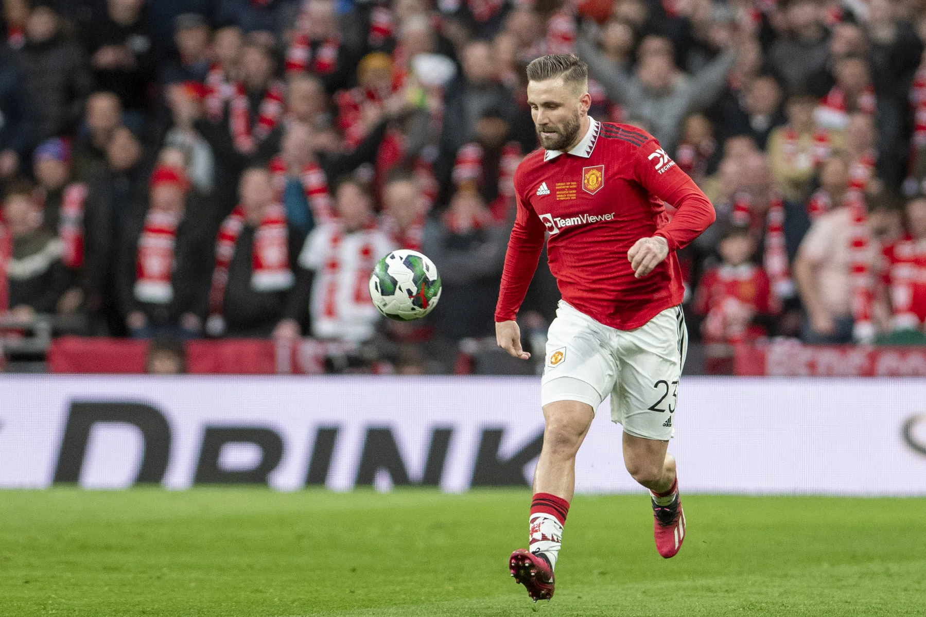 Ten Hag in de wolken na contractverlenging Shaw: 'Beste linksback in het land'