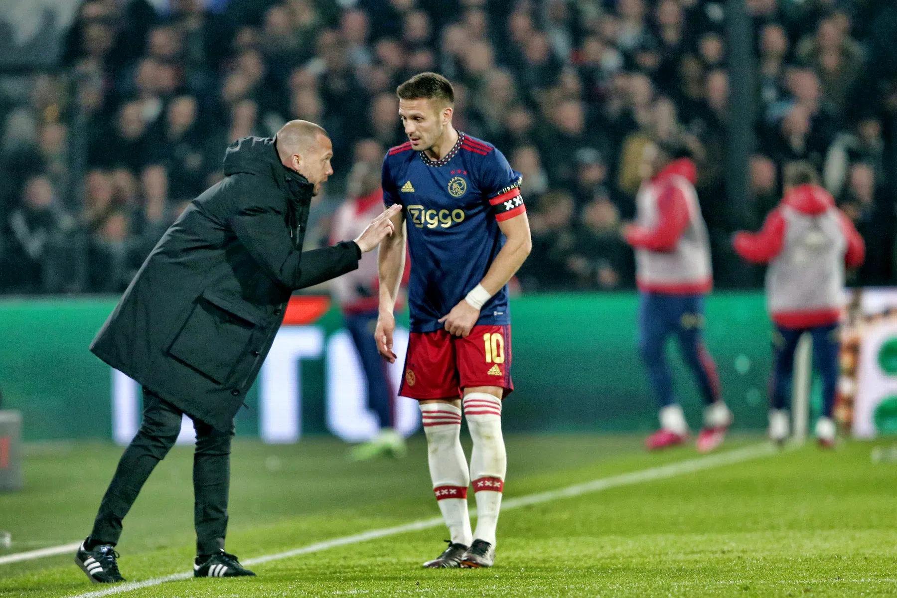 Ajax wil over voetbal praten: hoe Heitinga omging met vragen over het incident