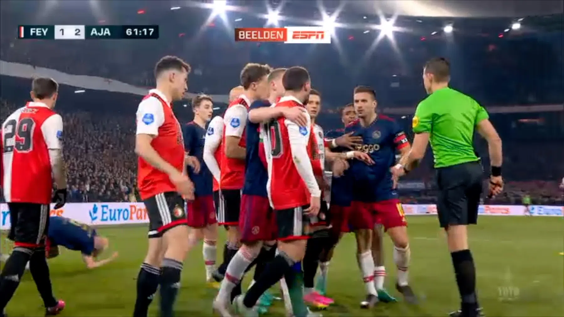 Kijk terug: bizarre taferelen in opgefokte Kuip tijdens Klassieker