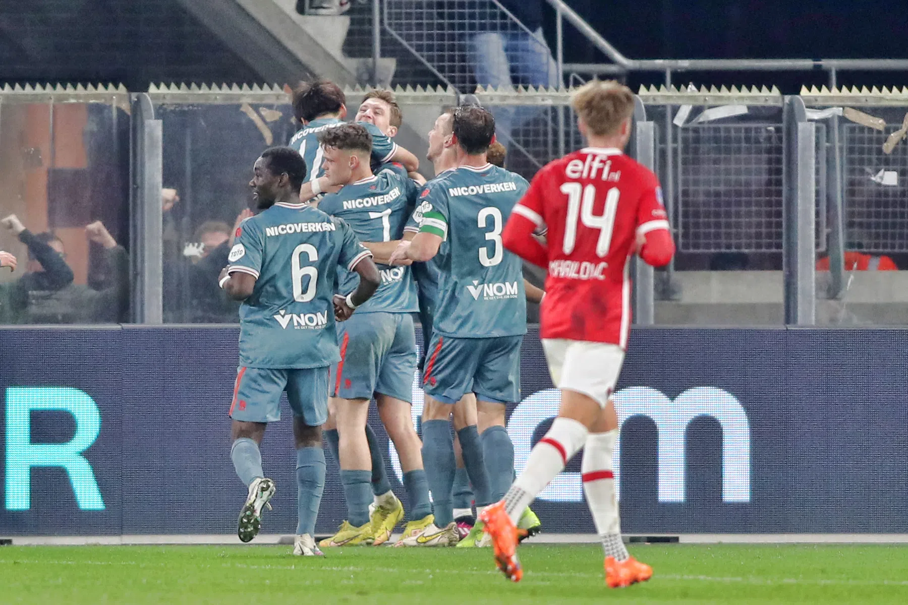 AZ wordt te kijk gezet door stuntploeg Sparta en raakt verder achterop