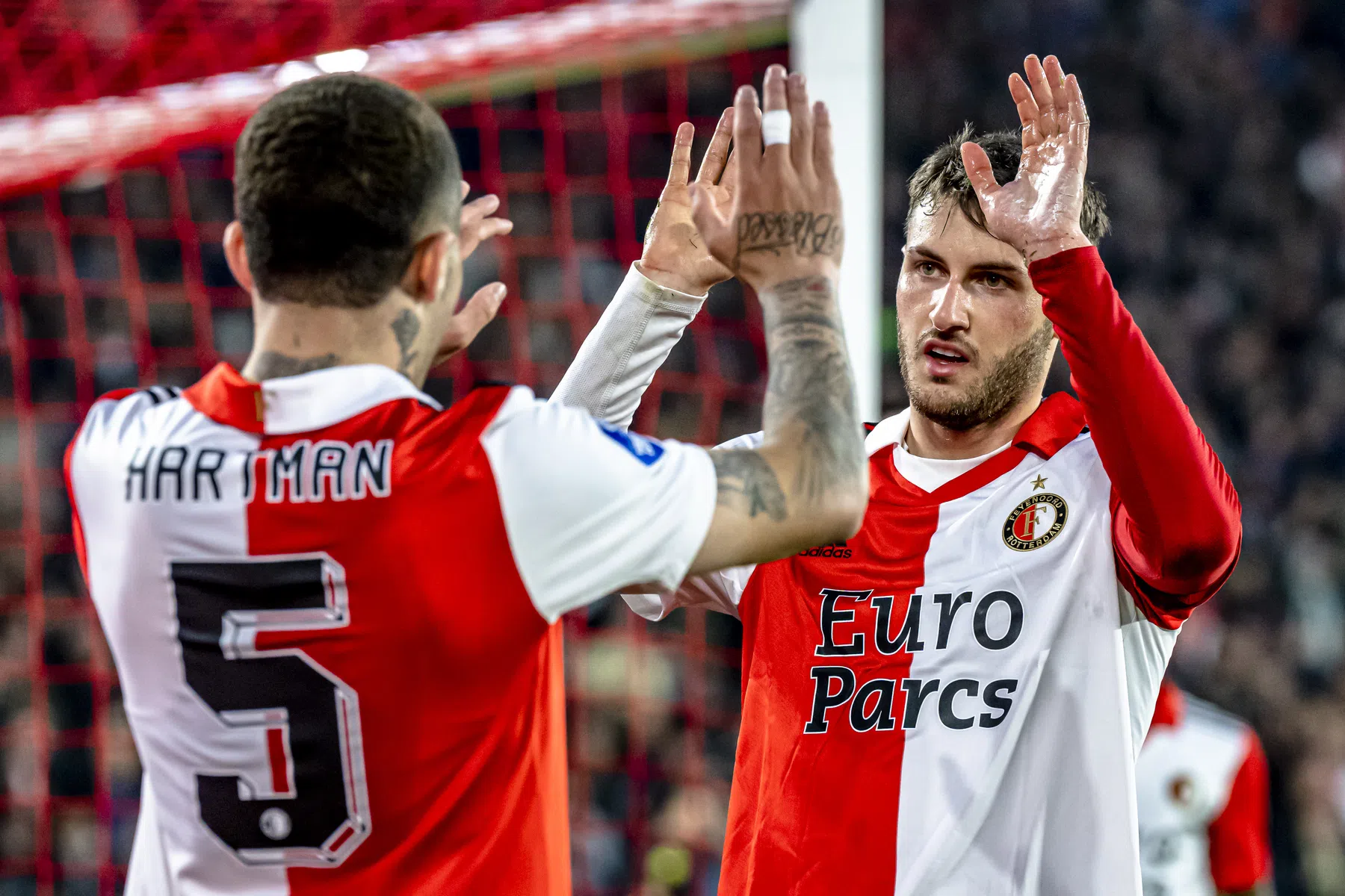 Feyenoord overklast RKC en dendert door richting landstitel