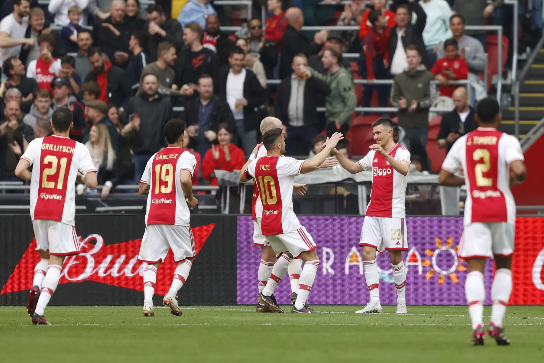 Berghuis blinkt uit als rechtsbuiten: Ajax maakt geen fout tegen Fortuna 