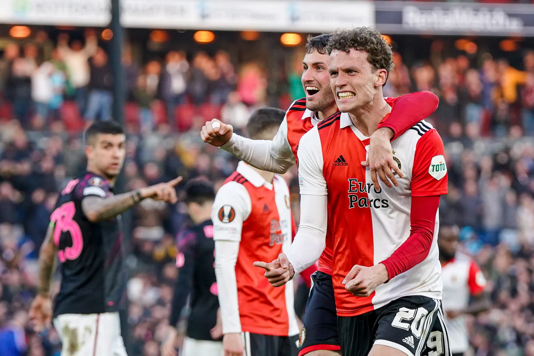 Wieffer laat De Kuip ontploffen met Europese primeur
