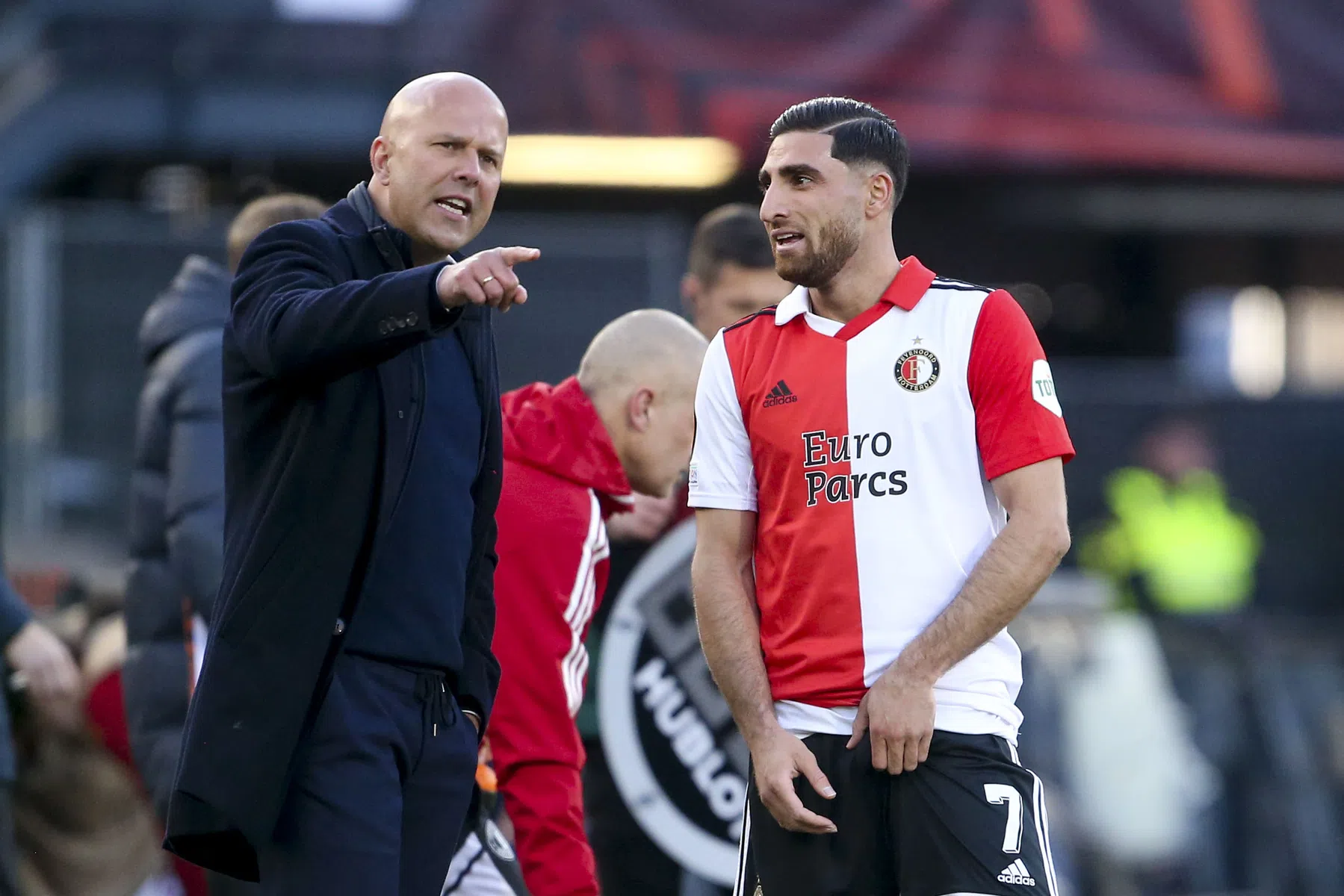 Van Hooijdonk kraakt dissonanten bij Feyenoord tegen Roma