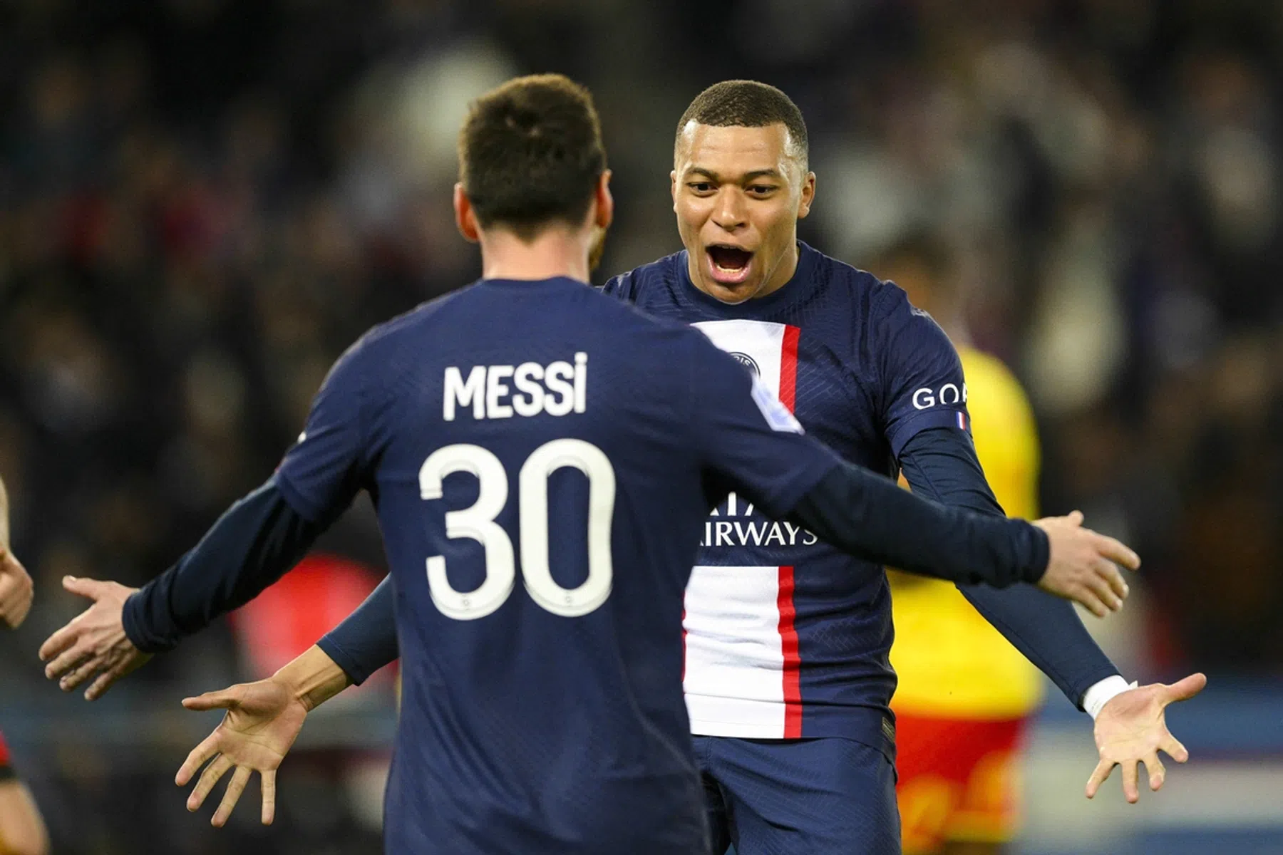Mbappé en Messi swingen bij PSG na vroege rode kaart Lens