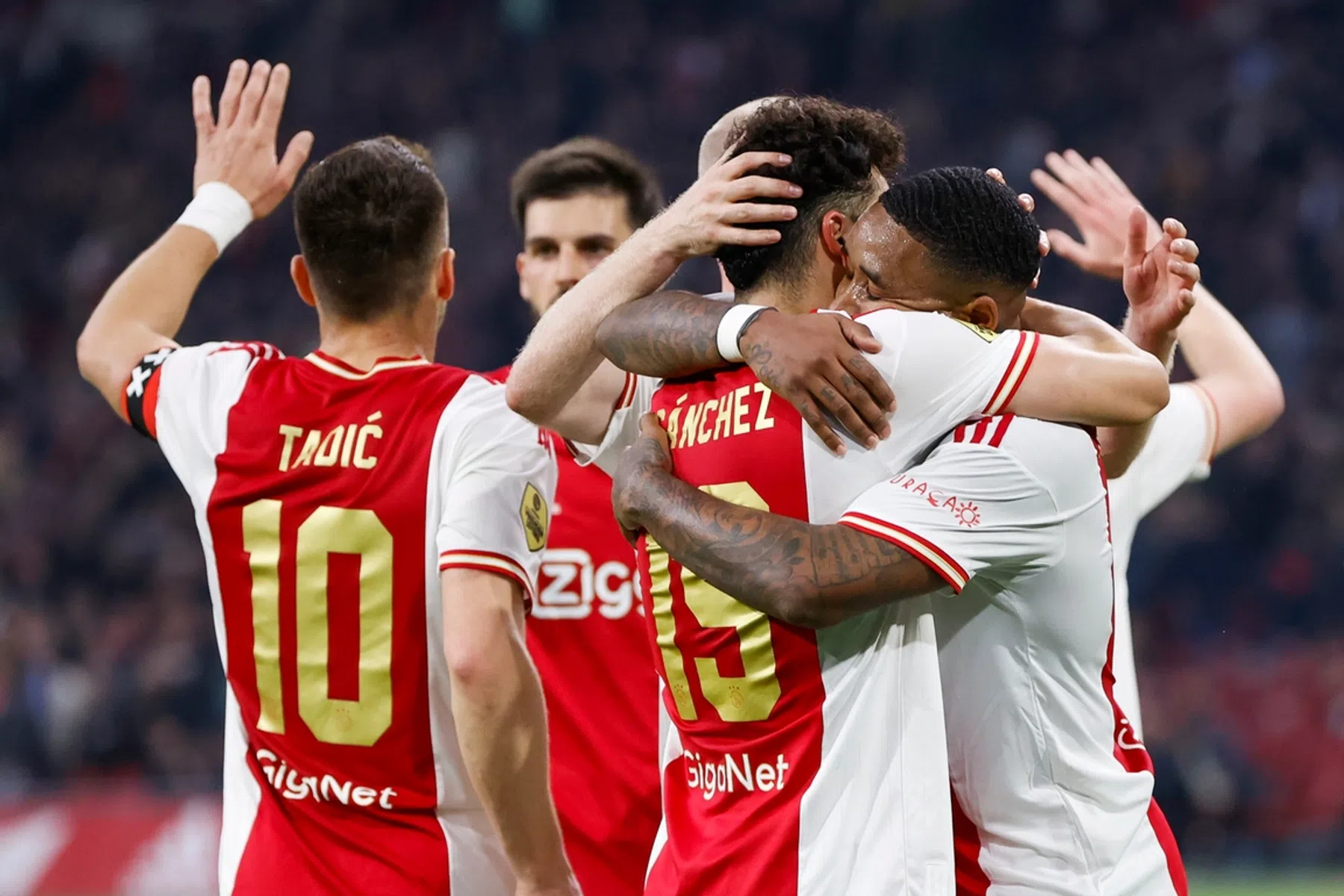 Ajax is Emmen nu wél de baas en herovert tweede plaats van PSV