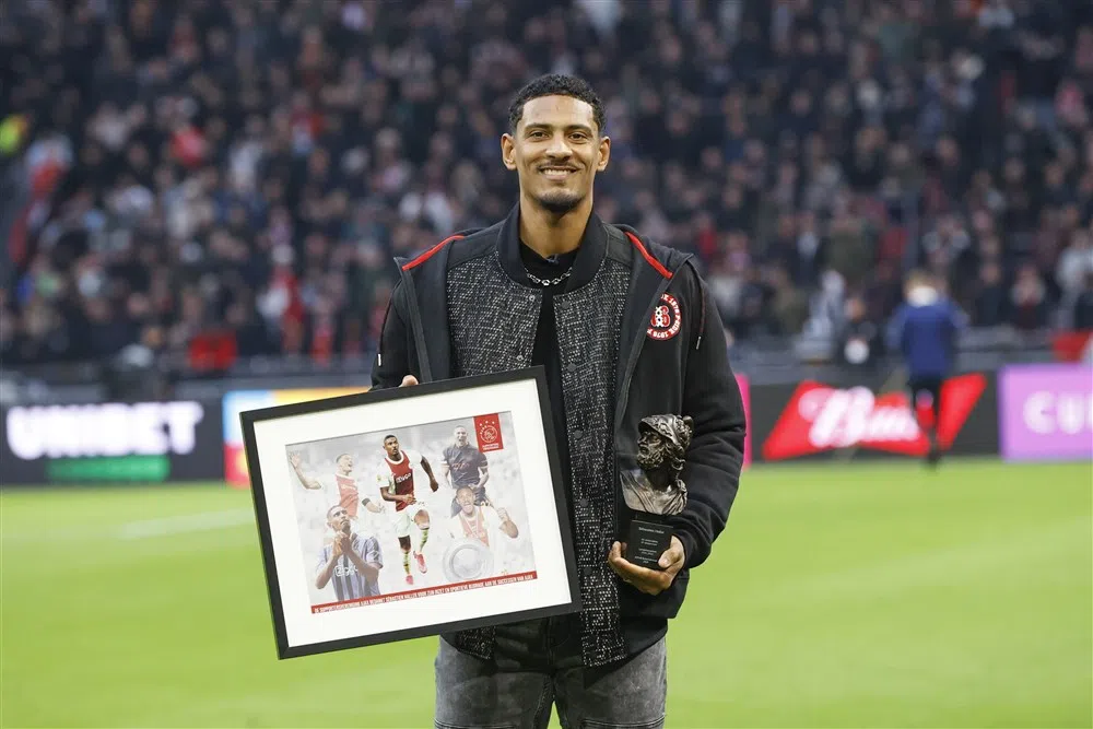 Mooie woorden en staande ovatie: Ajax zwaait Haller uit