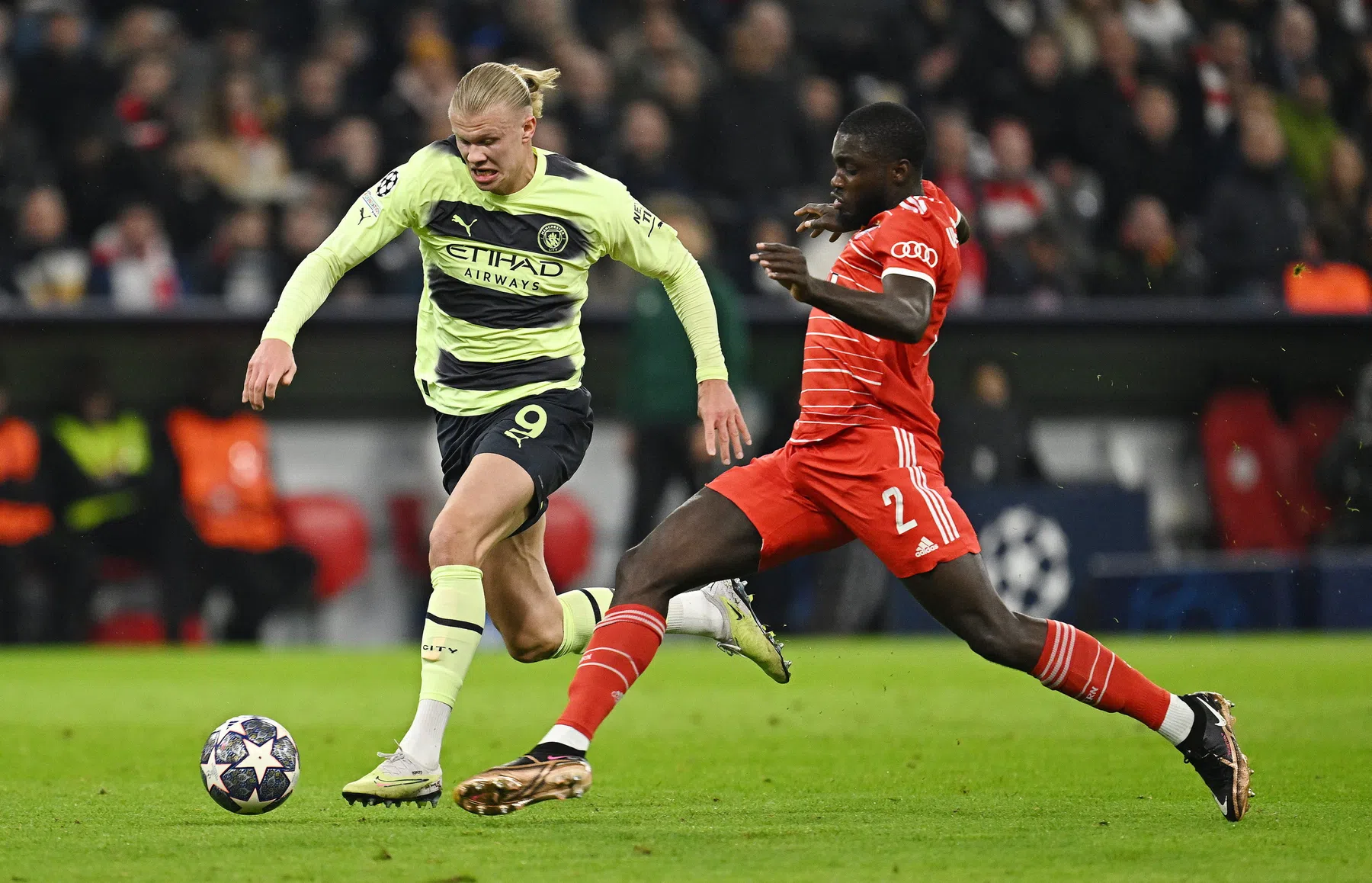 Haaland bezorgt Upamecano opnieuw horroravond bij remise Man City en Bayern