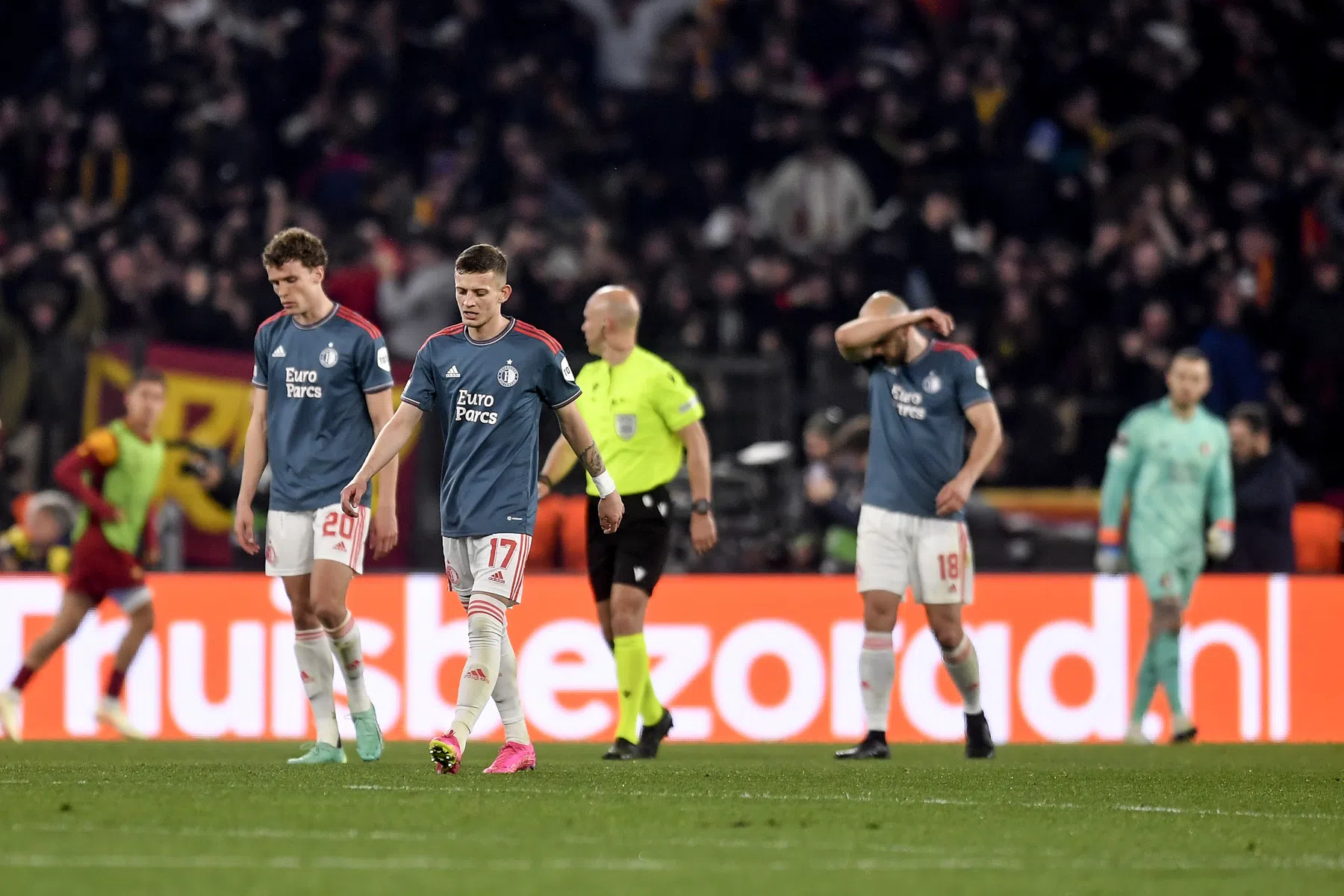 Feyenoord op Rapport: enkele spelers met opgeheven hoofd naar huis