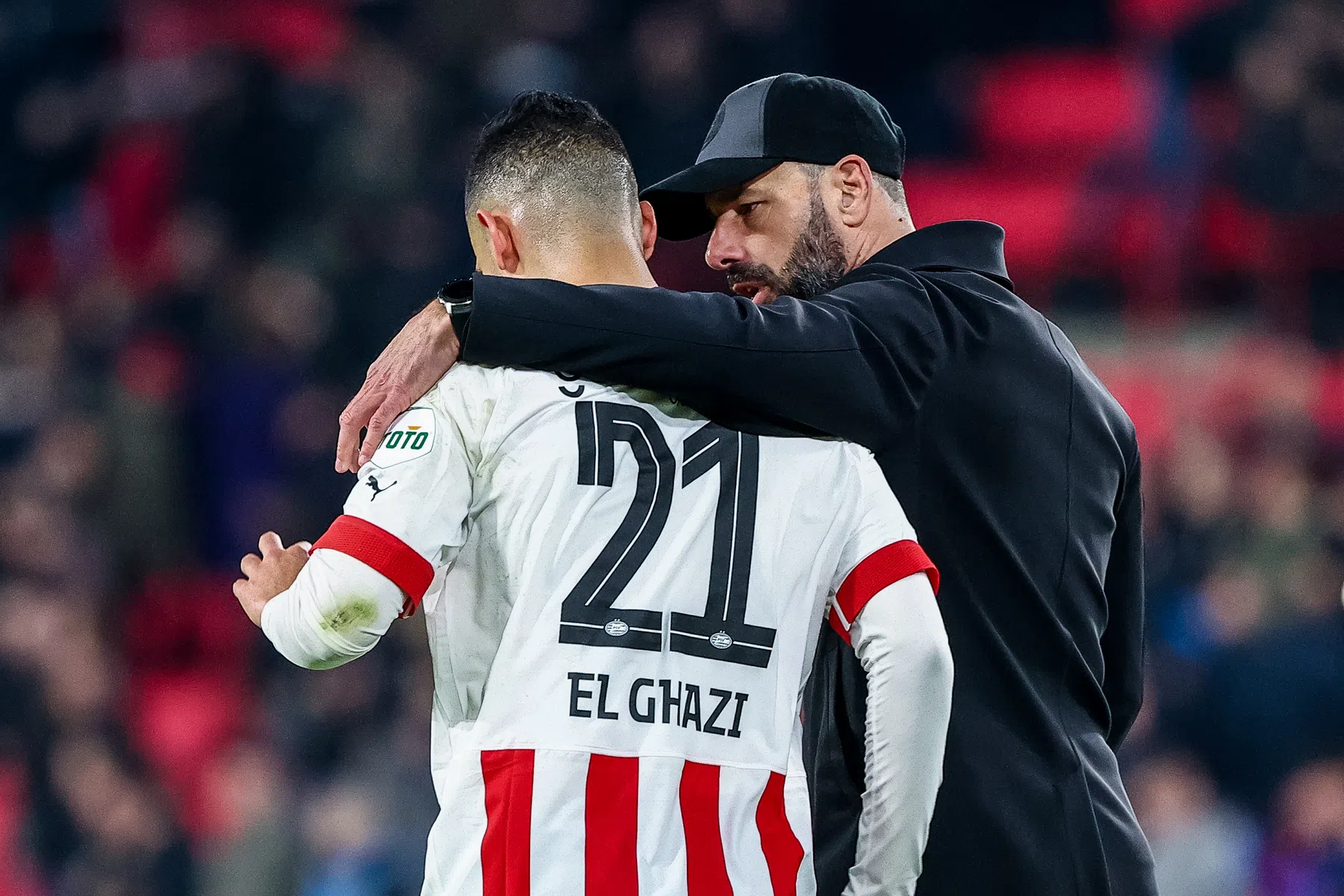 Van Nistelrooij houdt ook in topper tegen Ajax vast aan 'gelukspet'