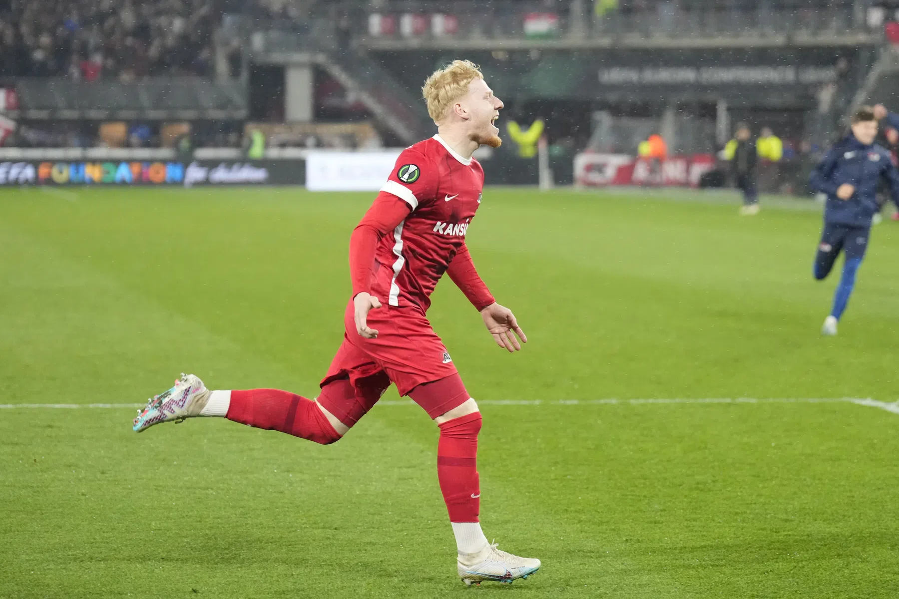 Negentienjarige geeft het voorbeeld bij AZ: 'Zo hoor je een penalty te nemen'