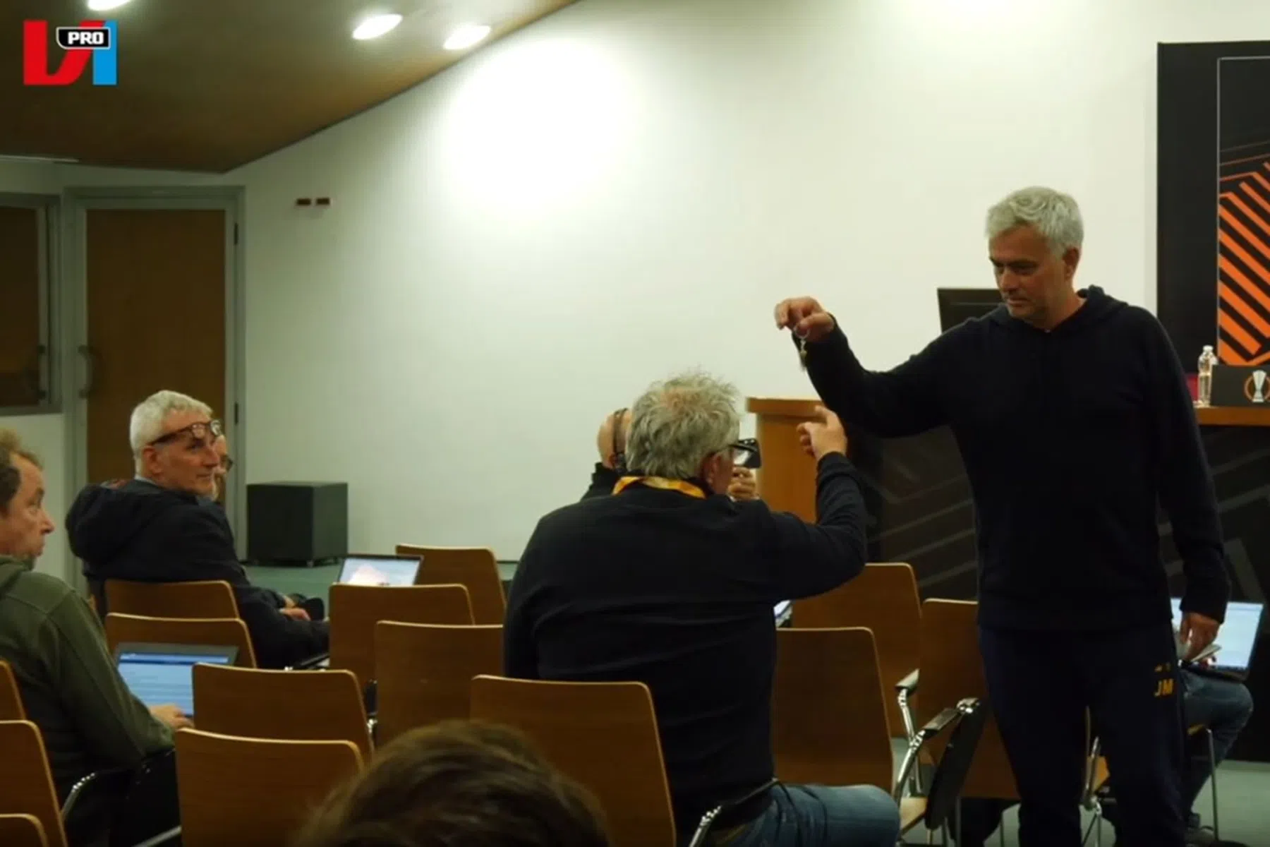 Mourinho trakteert NOS-verslaggever op sleutelhanger: 'Beautiful gift, hè?'