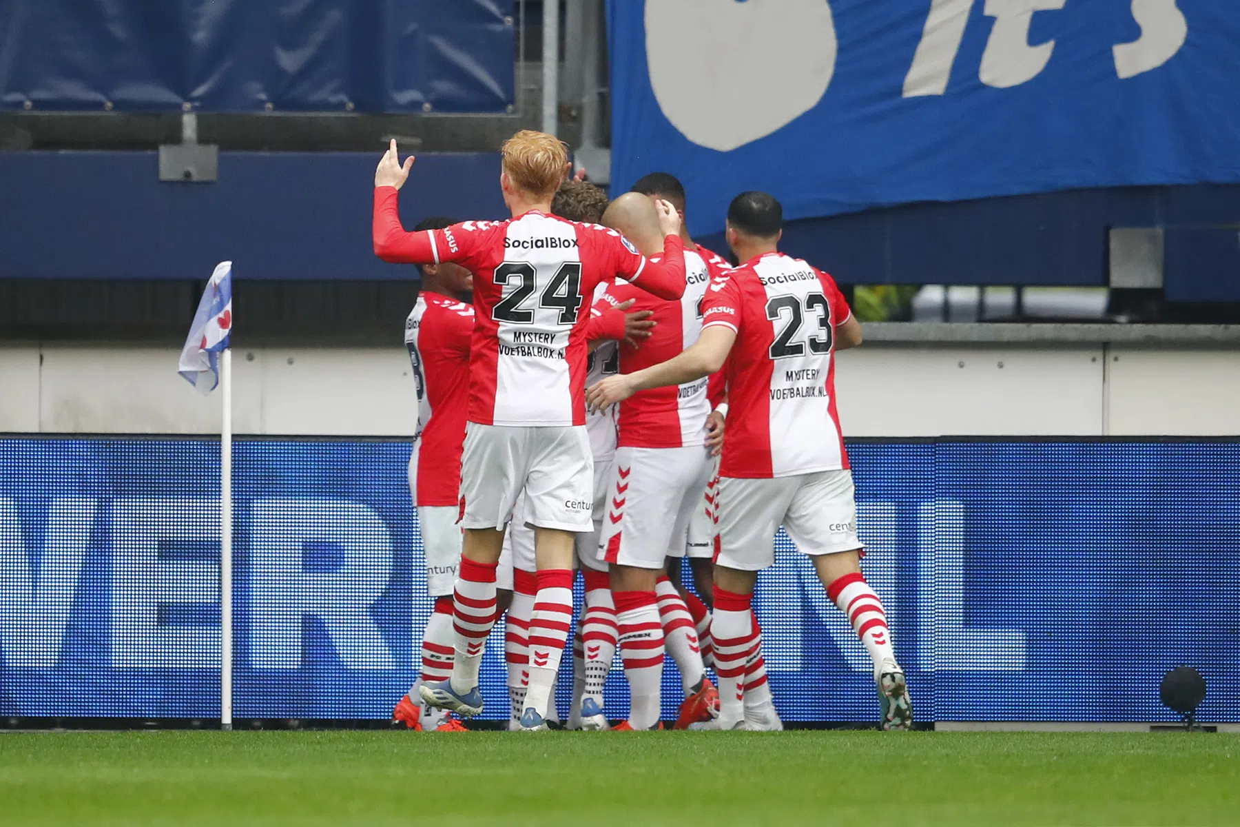 Veerkrachtig FC Emmen stunt in Heerenveen na drieklapper Romeny