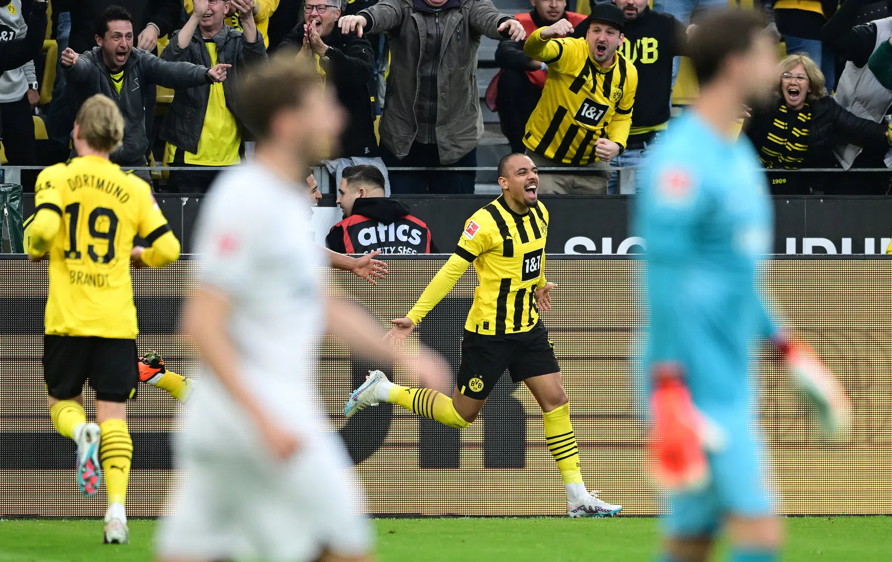 Ontketende Malen leidt Dortmund naar koppositie