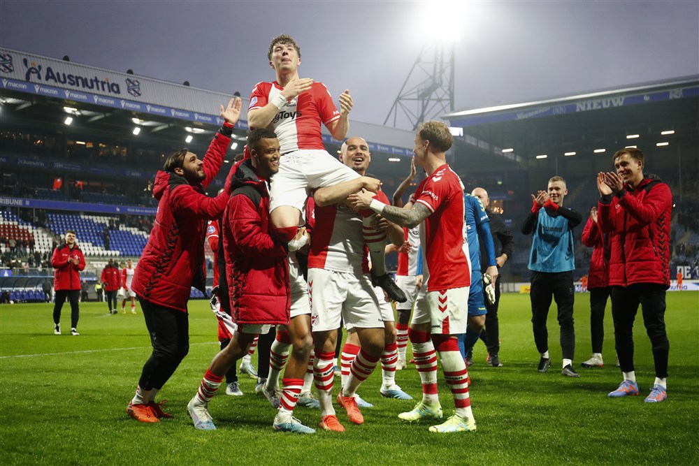 FC Emmen in extase na plotwending: 'Schandalig hoe we speelden'