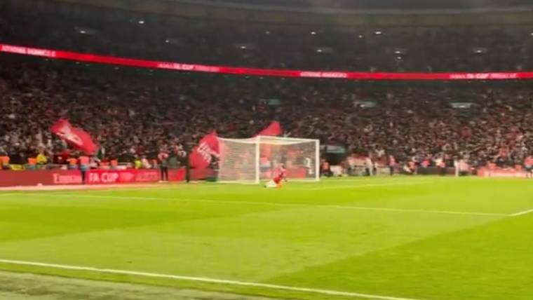 Wat een beelden: Weghorst juicht in zijn eentje bij de Man Utd-fans