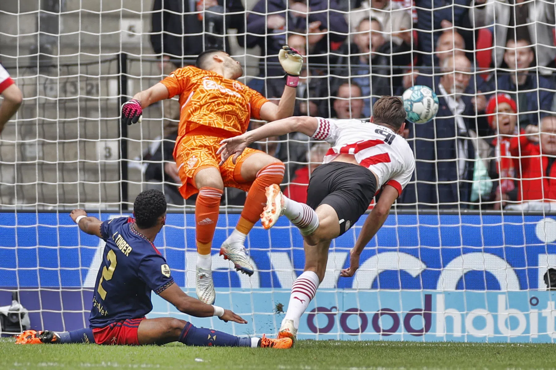 Waarschuwing Heitinga werkt niet: vroege kopgoal voor PSV