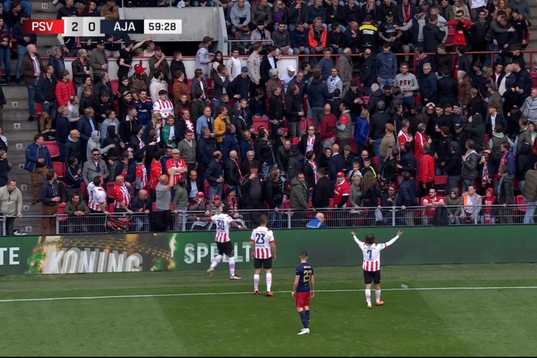 Onbegrijpelijk: PSV-spelers reageren vol onbegrip richting eigen vak na staking