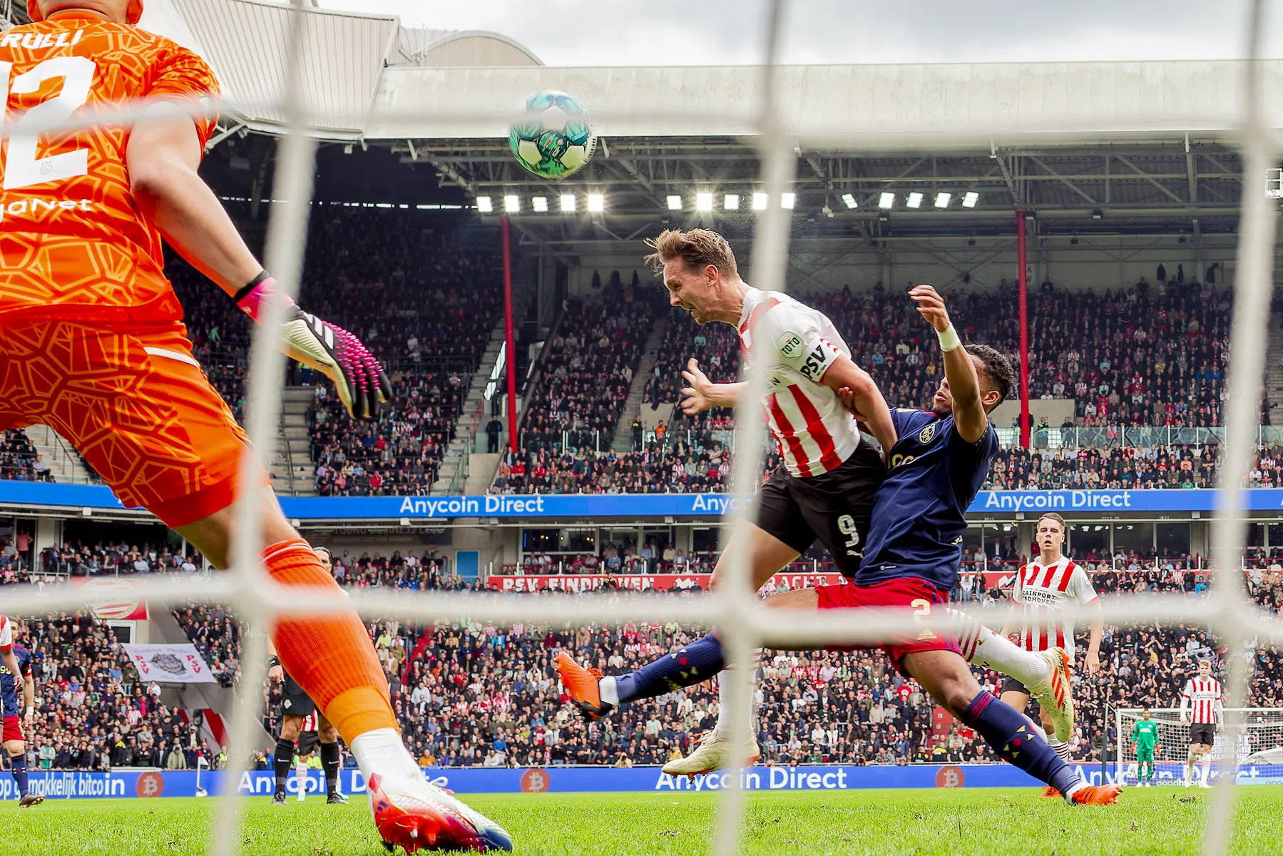 Trotse De Jong geniet na van zijn gevecht met Bassey en Timber
