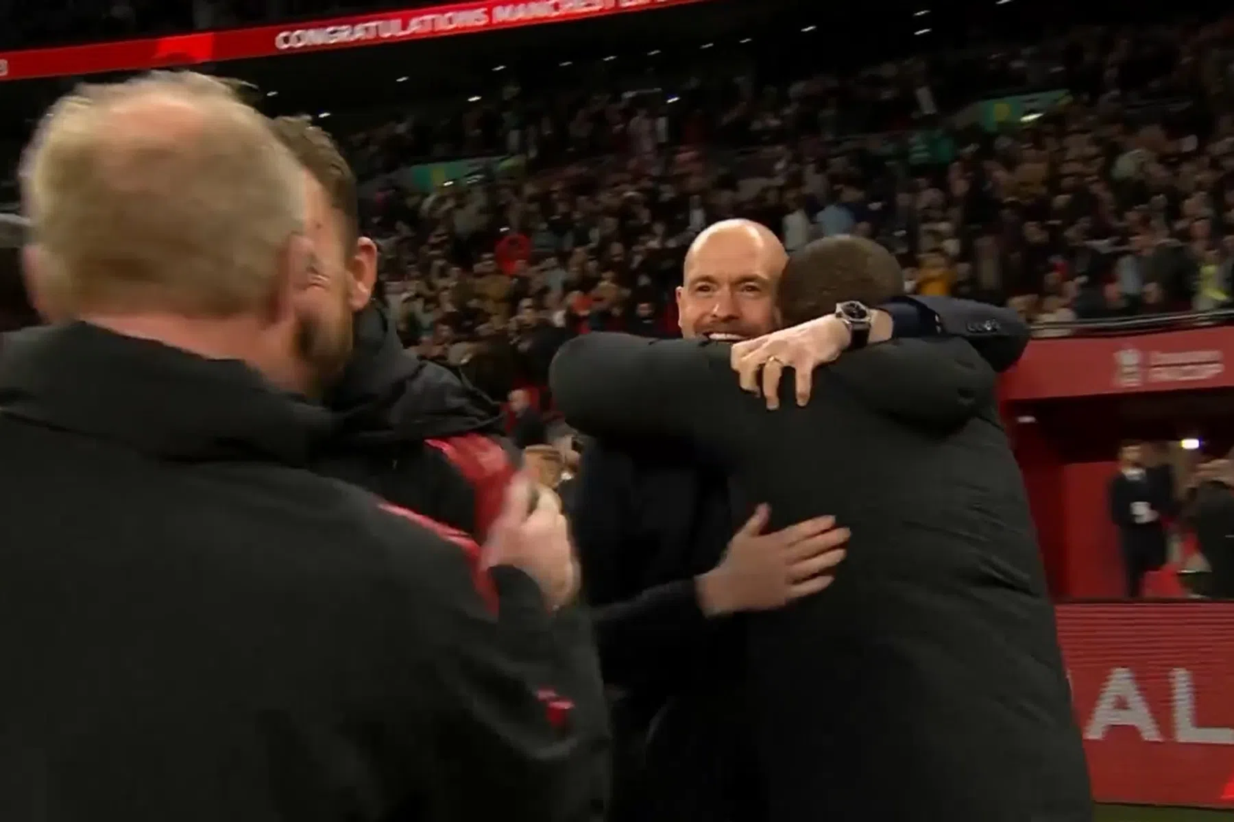Zo viert Erik ten Hag het bereiken van de FA Cup-finale