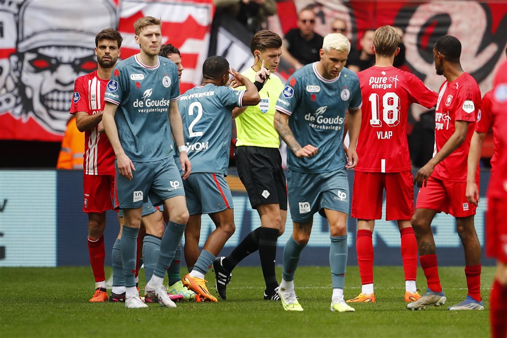 Steijn maakt zich boos over beslissing Joey Kooij: 'Dit kan je toch niet verkopen?'