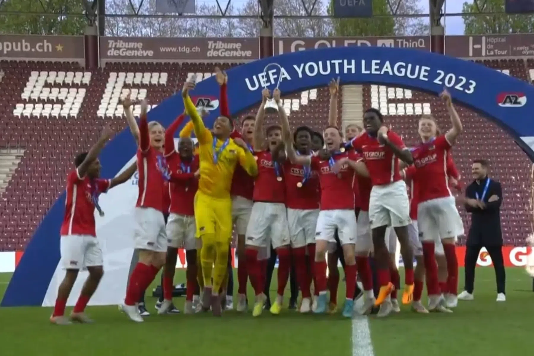 AZ schrijft op indrukwekkende wijze historie en wint de Youth League