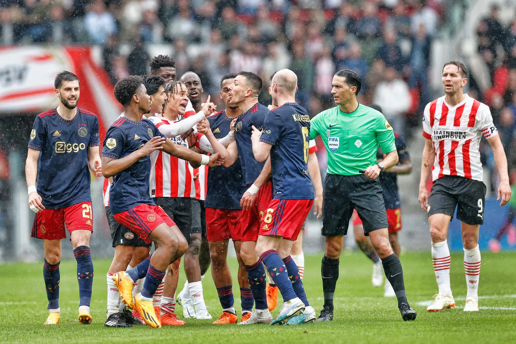 Ajax wordt gefileerd: 'Tien aankopen, tien rampen'