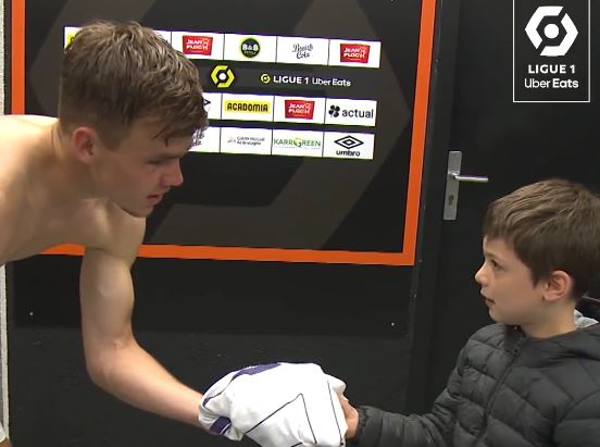 Geschrokken Dallinga geeft shirt weg na flinke afzwaaier