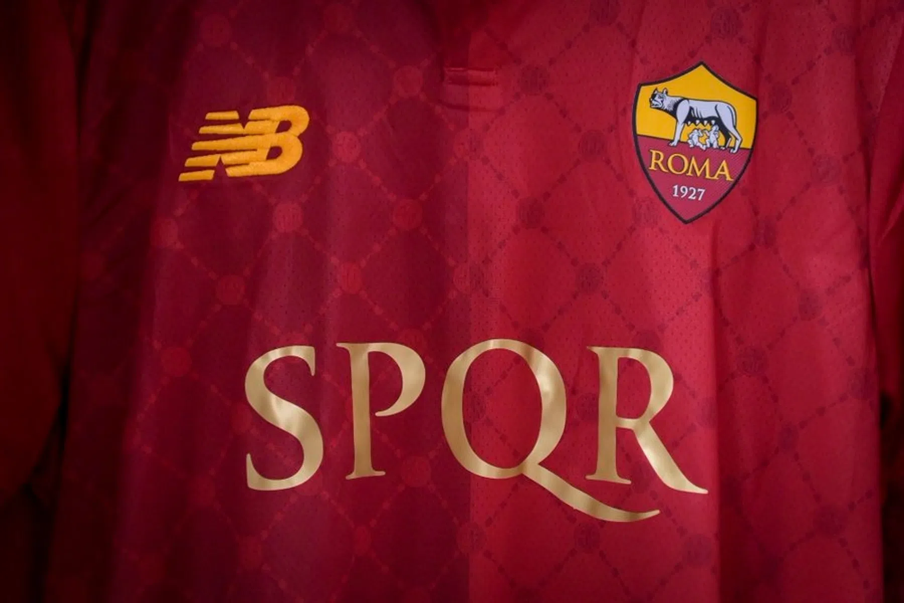 AS Roma is het wachten op zijn centen beu en past het thuisshirt aan
