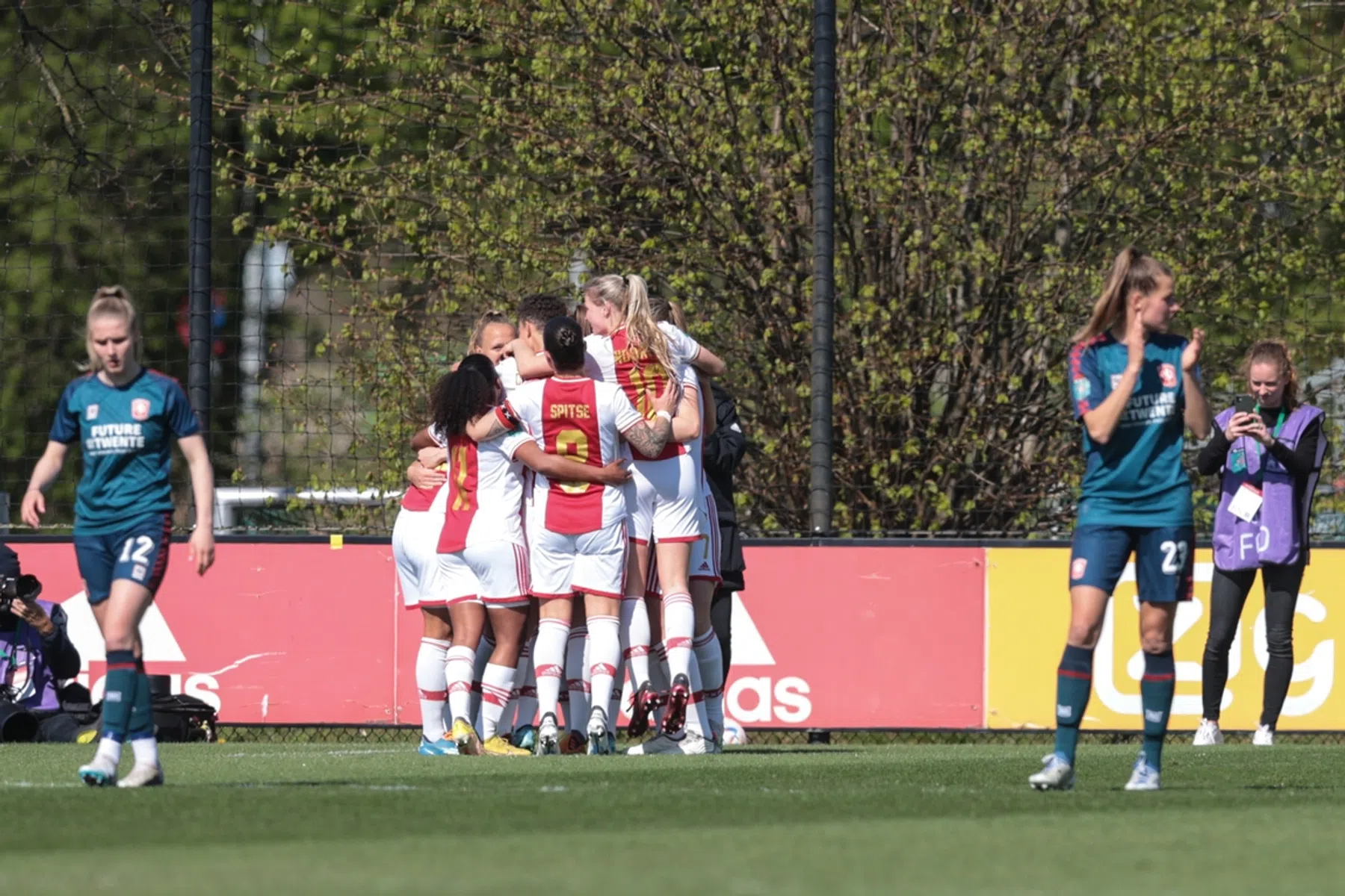 Eredivisie Vrouwen: Ajax deelt Twente dreun uit en is één zege verwijderd van titel