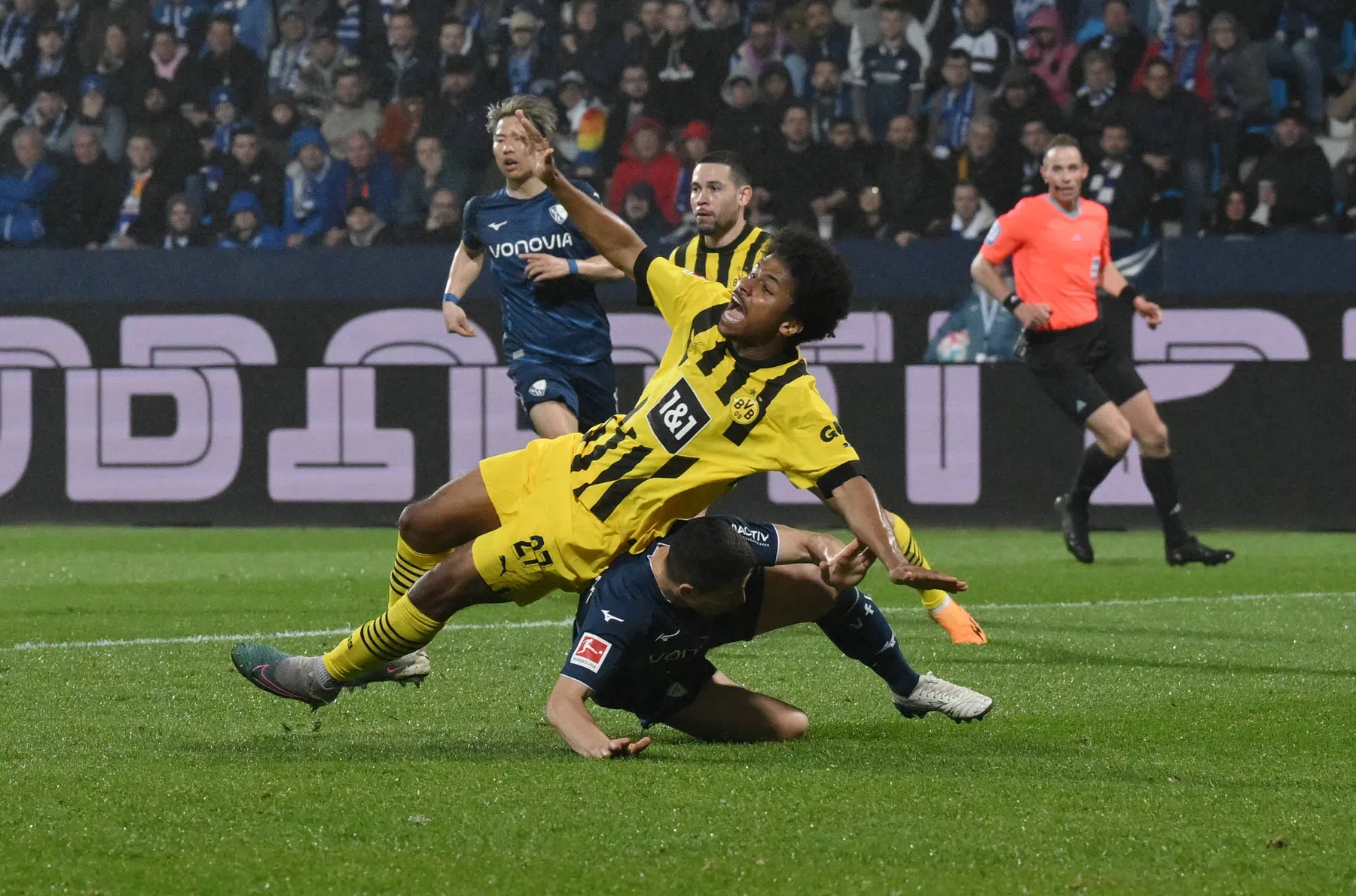 Scheidsrechter diep door het stof na niet gegeven penalty aan Dortmund