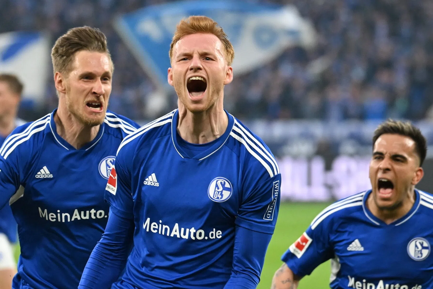 Extase bij Schalke: Van den Berg maakt cruciale goal bij langverwachte rentree