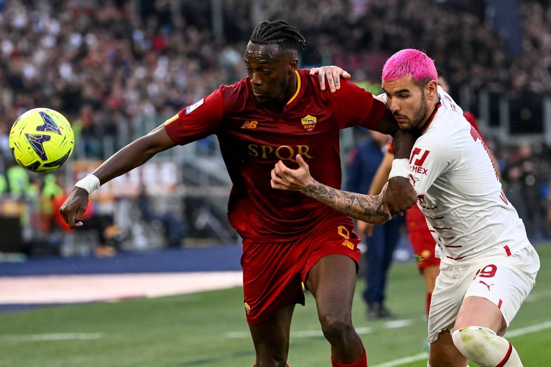 Roma en Milan zorgen voor enorm spektakel in blessuretijd