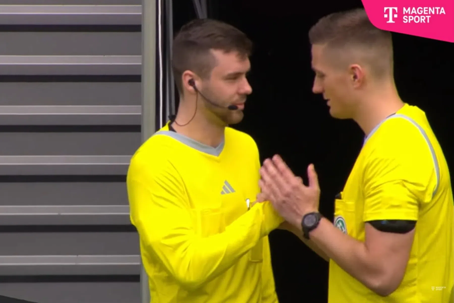 Supporter vervangt geblesseerde grensrechter in Duitse profwedstrijd 