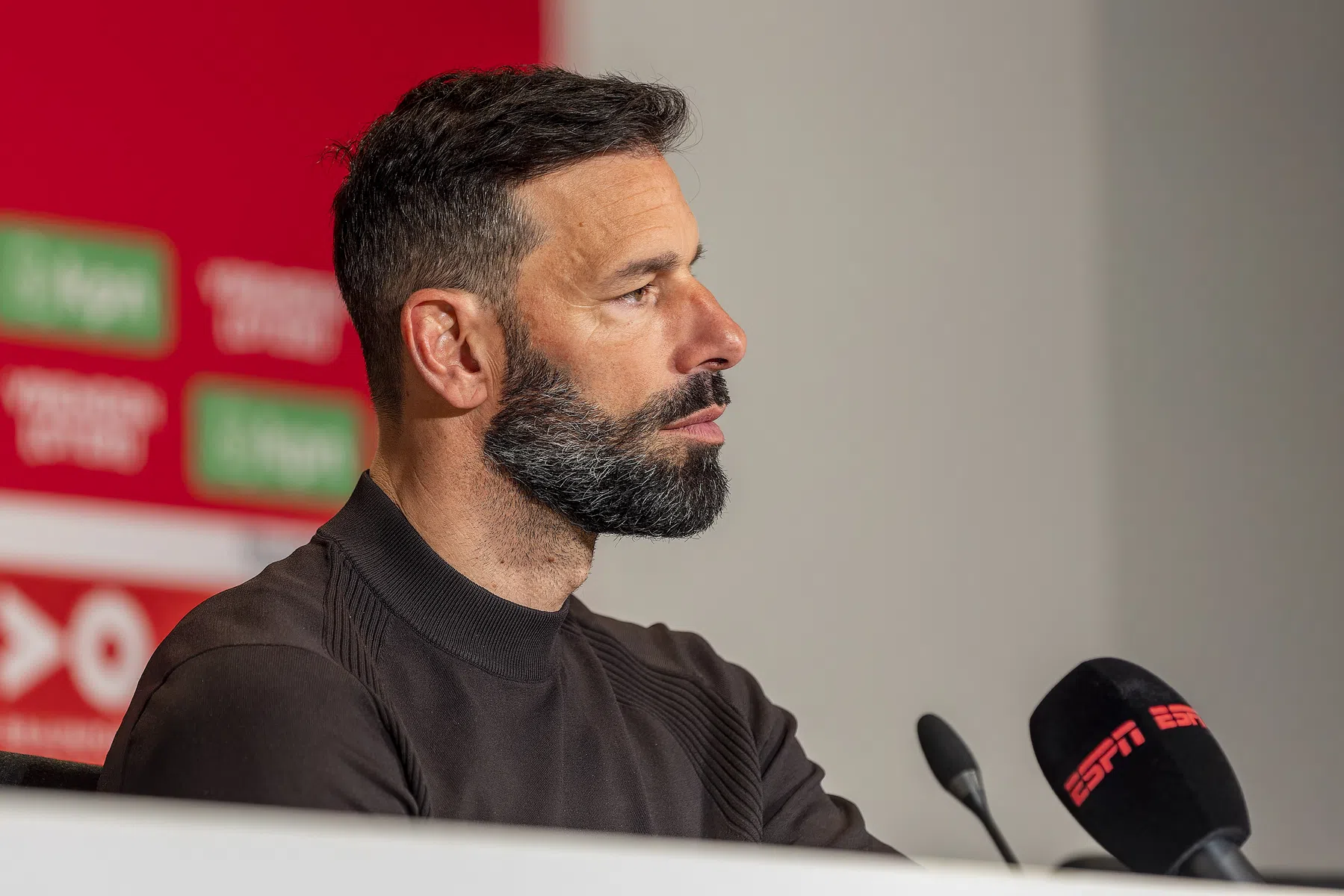 Van Nistelrooij verklaart gedrag spelers: 'Je bent een topper of een nul'