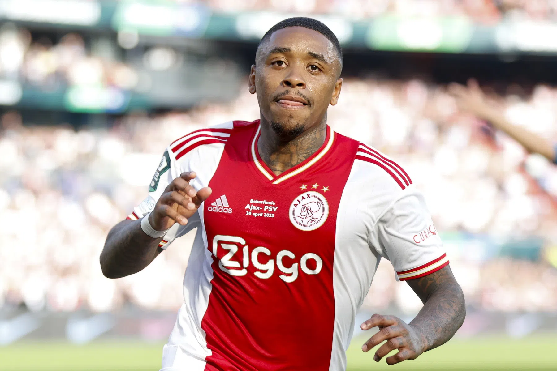 Ajax op voorsprong in bekerfinale vol irritatie en toneelstukjes