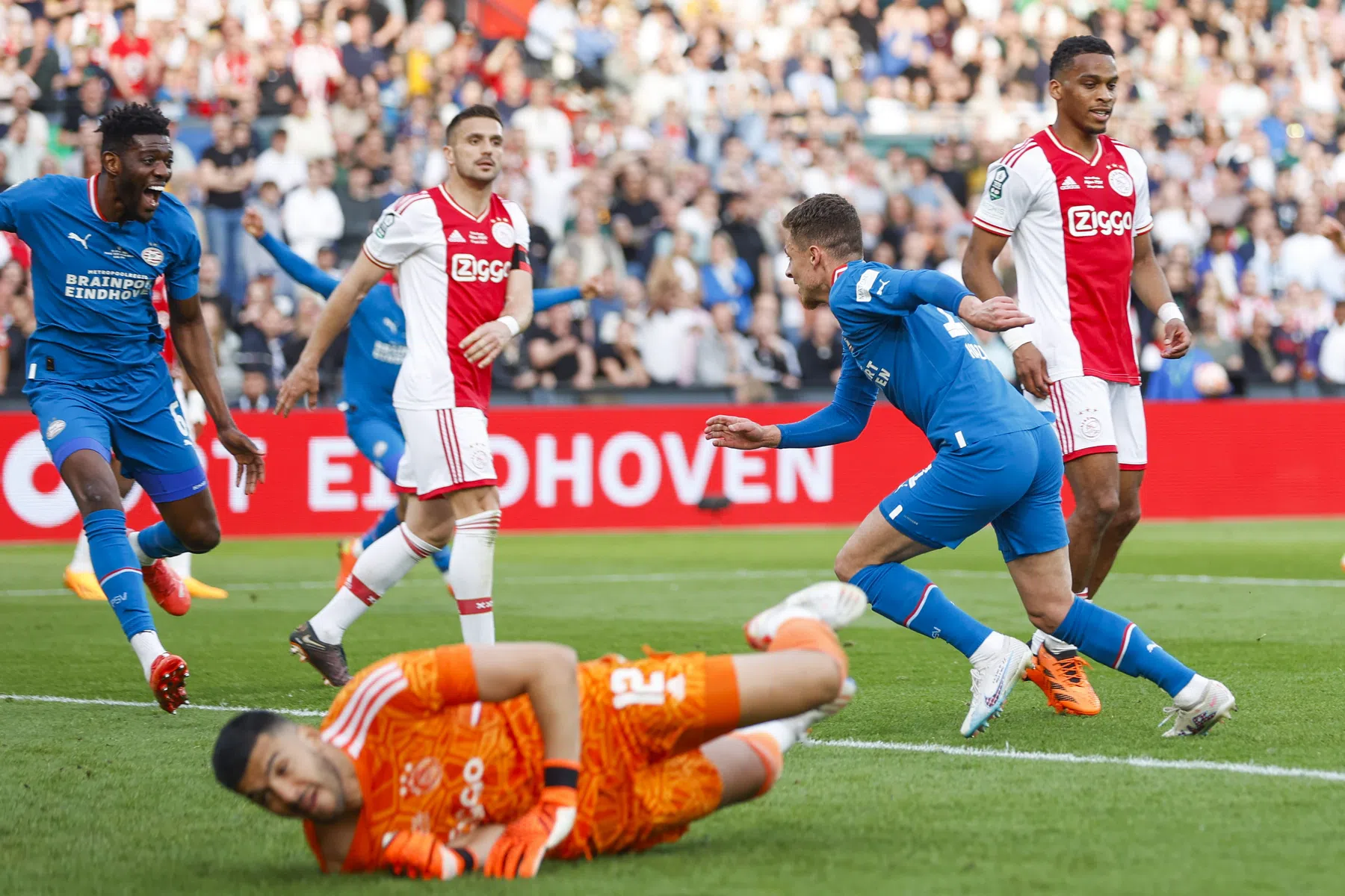 Hazard slaat toe in De Kuip: PSV weer naast Ajax