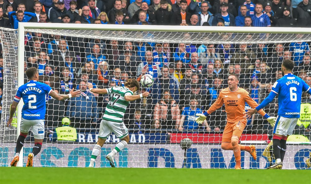 Celtic ten koste van Rangers naar de Schotse bekerfinale na komisch doelpunt