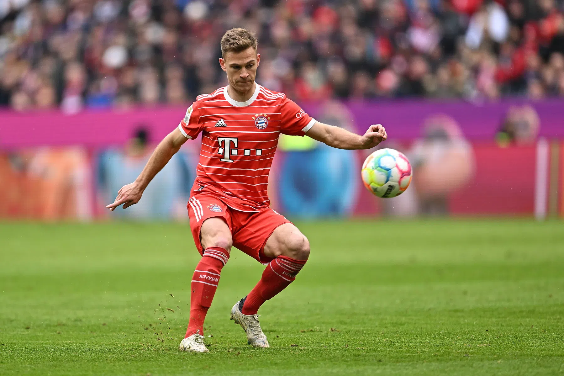 Kunststukjes van kapitein Kimmich helpen Bayern aan koppositie