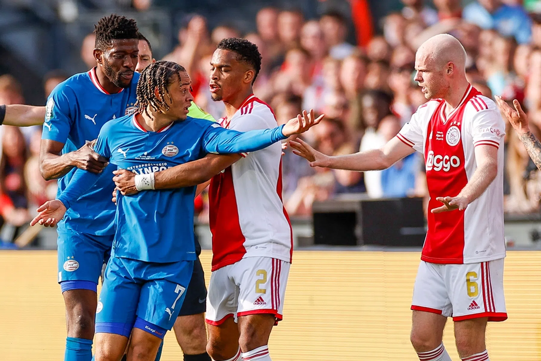 Ajax en PSV zijn vooral druk met elkaar: 'Het is echt verschrikkelijk'